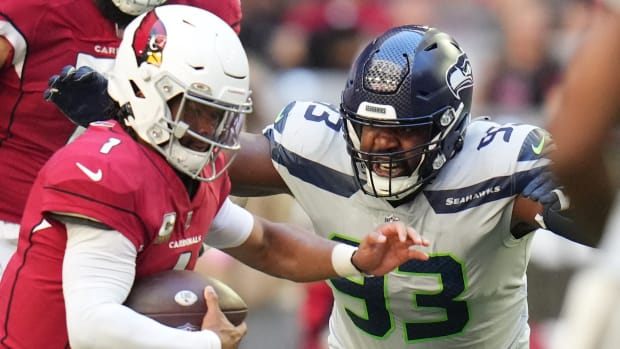 Seattle Seahawks defensive end Shelby Harris (93) closes in on Arizona Cardinals quarterback Kyler Murray (1) at State Farm Stadium.